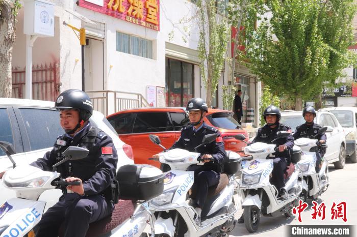 民警騎著電瓶車在轄區(qū)巡邏走訪?！↑S創(chuàng)偉 攝