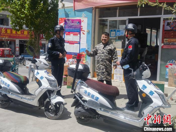 民警對轄區(qū)商鋪進行走訪排查?！↑S創(chuàng)偉 攝