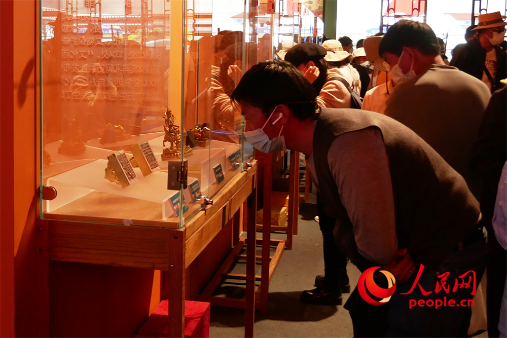 觀眾正在展區(qū)參觀。人民網(wǎng) 韋衍行攝