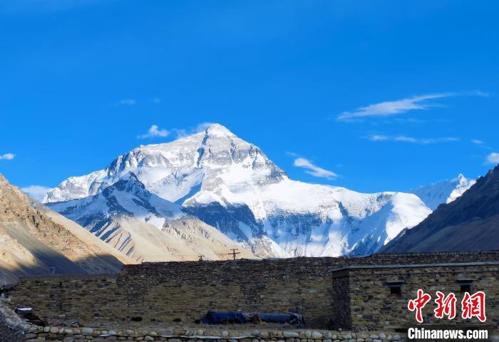 圖為在珠峰大本營(yíng)觀(guān)賞珠穆朗瑪峰?！≮w延 攝
