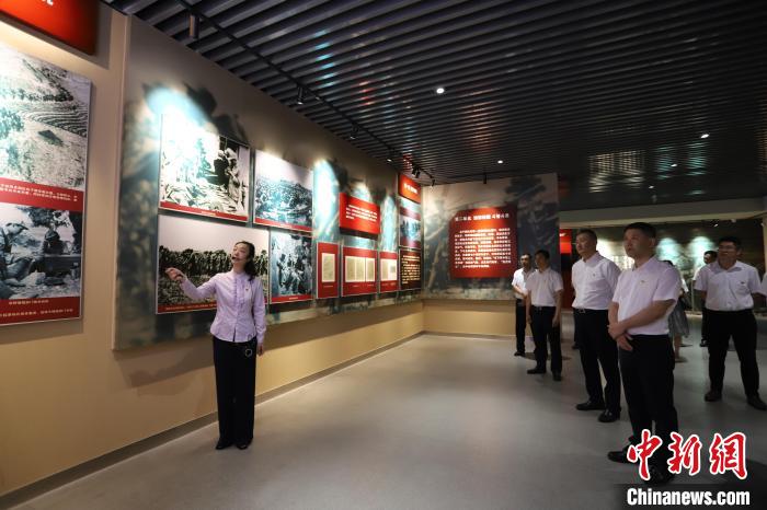 圖為西藏航空一行在臨沂市孟良崮戰(zhàn)役紀(jì)念館開展主題教育活動?！〗?攝