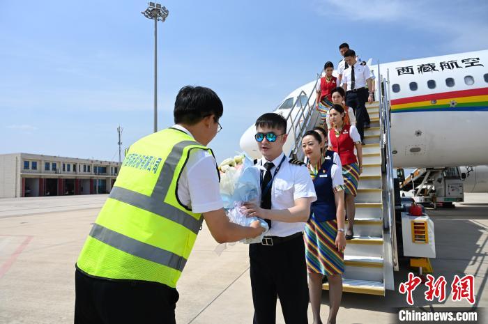 圖為機(jī)組順利抵達(dá)后獲贈祝賀?！≮w朗 攝