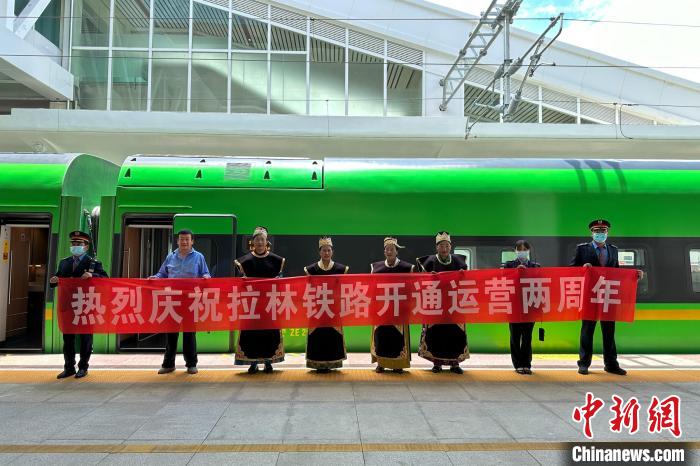 中國鐵路青藏集團(tuán)有限公司慶祝拉林鐵路開通運(yùn)營兩周年?！±詈Ｐ?攝