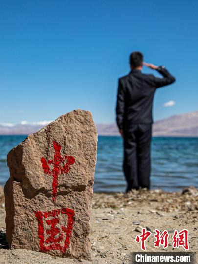 班公湖畔的“中國”標記。　龍小鳳 攝