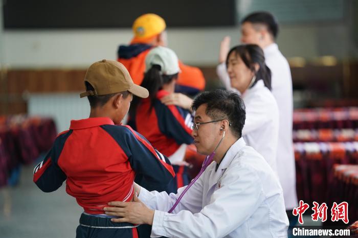 6月26日，西藏日喀則特校的孩子參加先心病篩查。　蘇丹 攝