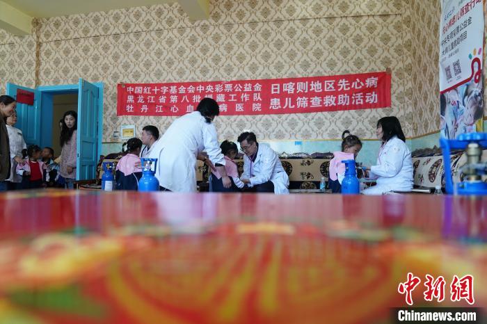 6月27日，西藏康馬縣雙語幼兒園的孩子參加先心病篩查?！√K丹 攝