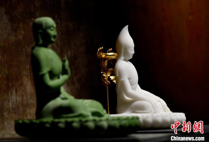 圖為展覽中圍繞西藏歷史與傳統(tǒng)創(chuàng)作的雕塑作品?！±盍?攝