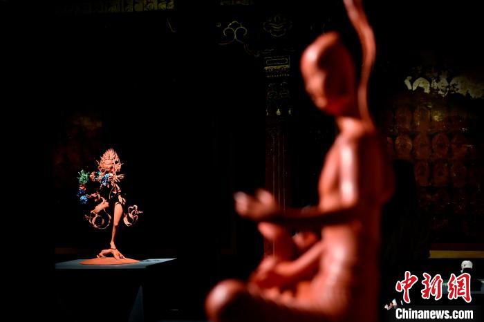 圖為展覽中圍繞西藏歷史與傳統(tǒng)創(chuàng)作的雕塑作品?！±盍?攝