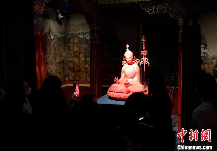 圖為觀眾正在欣賞展覽中的雕塑作品。　李林 攝