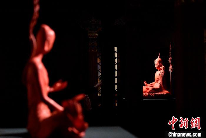 圖為展覽中圍繞西藏歷史與傳統(tǒng)創(chuàng)作的雕塑作品?！±盍?攝