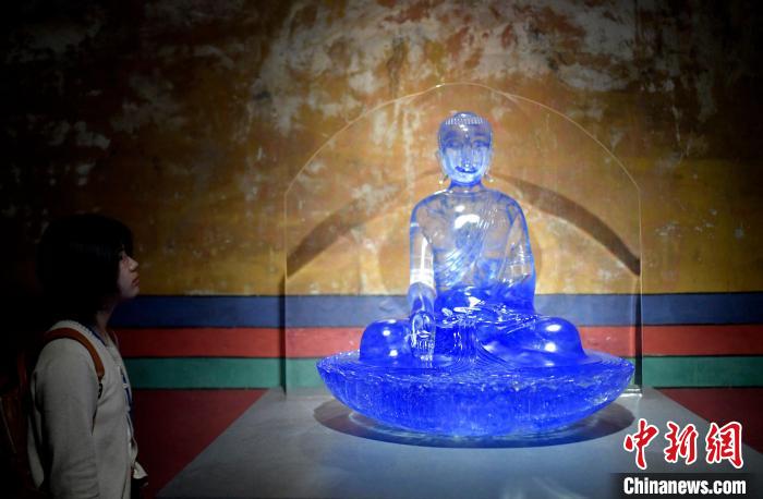 圖為觀眾正在欣賞展覽中的雕塑作品?！±盍?攝