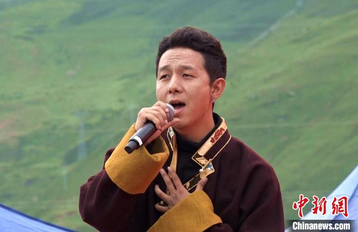 圖為藝人為開幕式獻(xiàn)唱。　貢桑拉姆 攝
