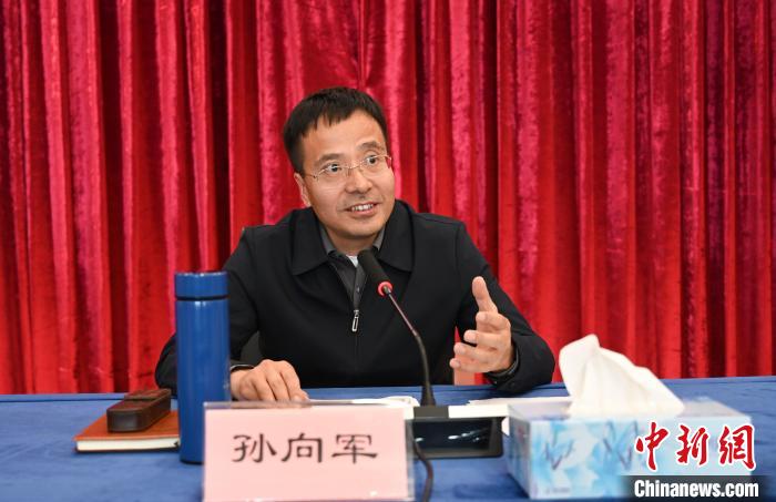 圖為西藏自治區(qū)黨委宣傳部副部長(zhǎng)、自治區(qū)社科院黨組書記孫向軍主持活動(dòng)?！≮w朗 攝