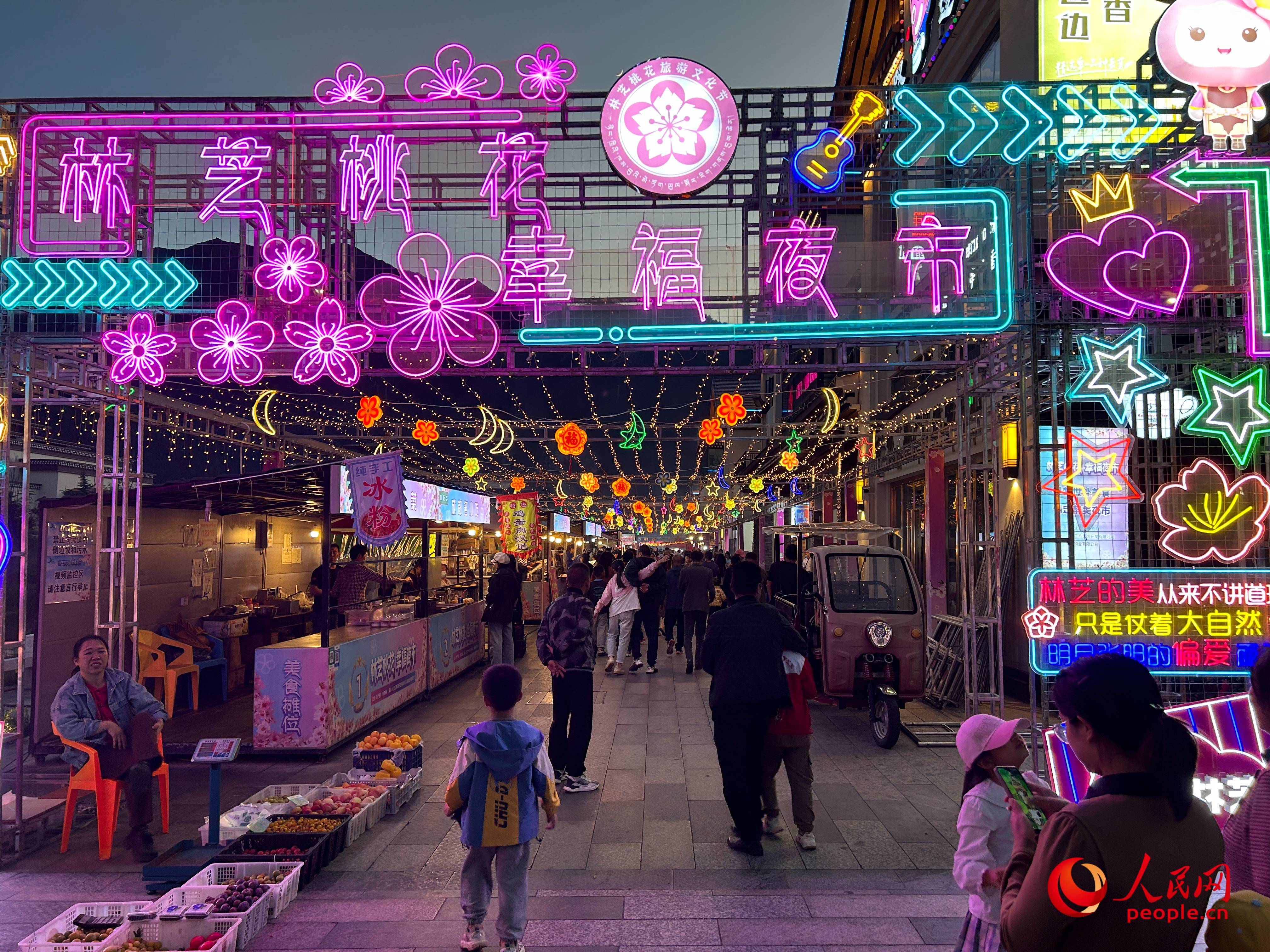 工布公園里的夜市，人來人往。人民網(wǎng) 周靜圓攝