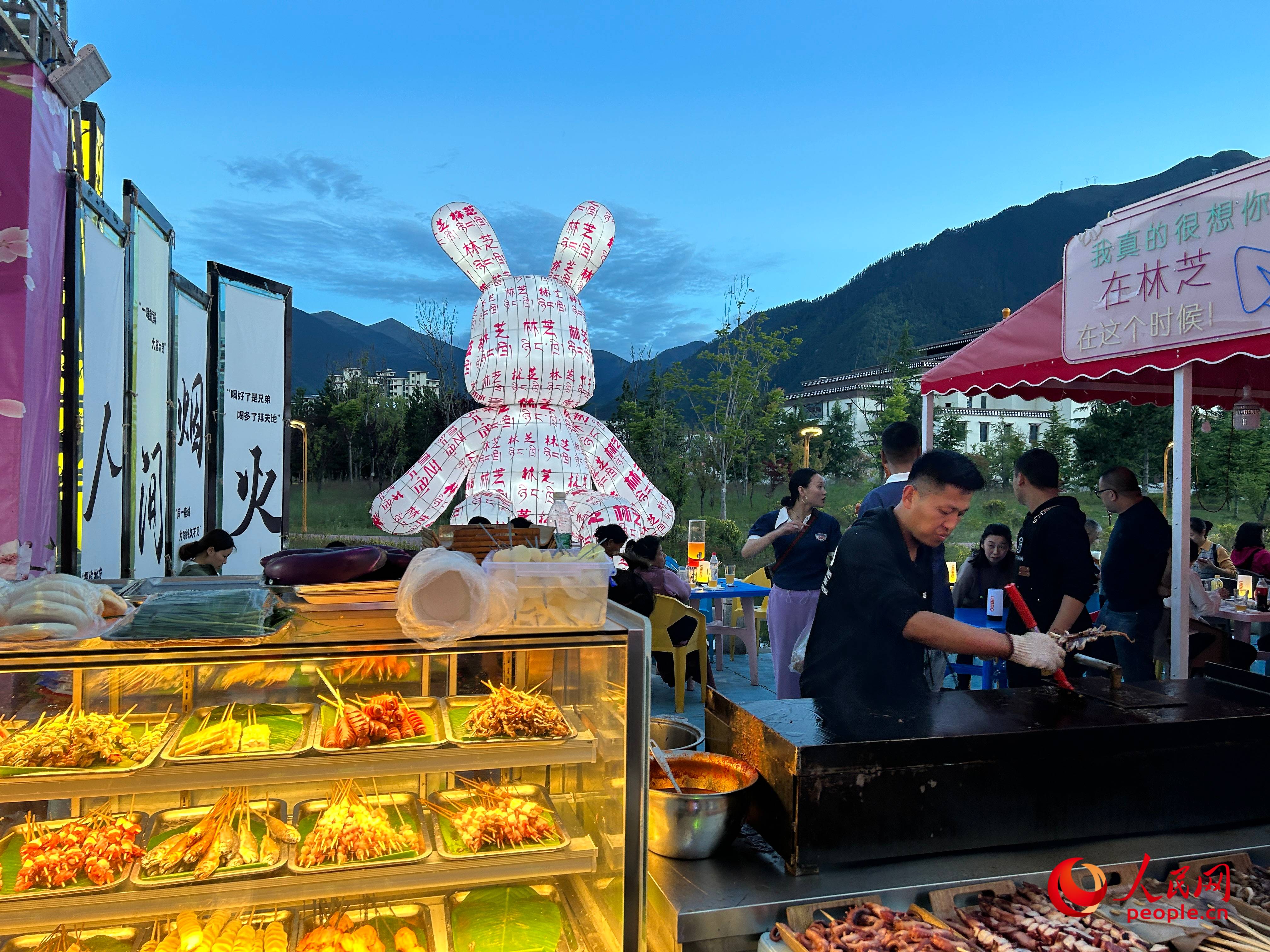 工布公園里的夜市，滿滿“煙火氣”。人民網(wǎng) 周靜圓攝
