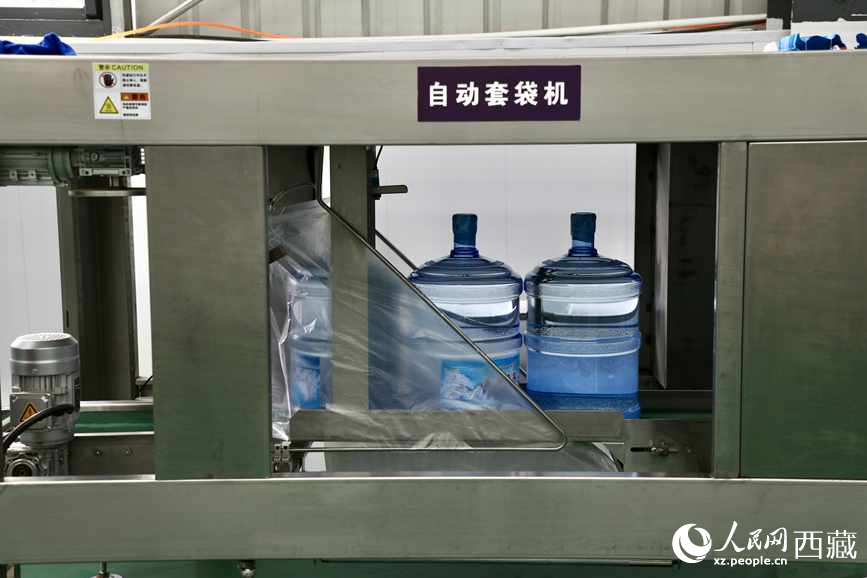 “色達牙泉”礦泉水（桶裝水）生產(chǎn)加工基地。人民網(wǎng)記者 次仁羅布攝