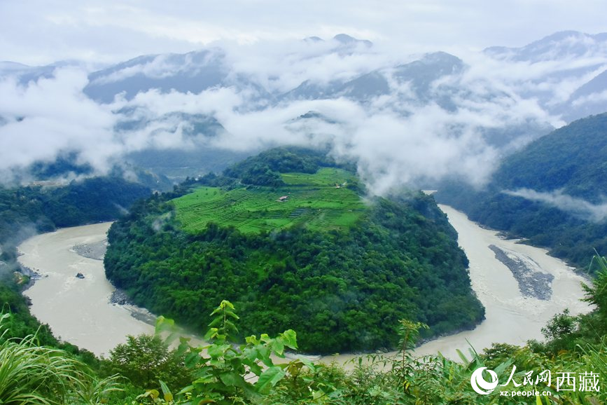 云海里的果果塘大拐彎。人民網(wǎng) 李海霞攝