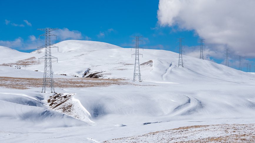 西藏自治區(qū)那曲市冰天雪地里的電網(wǎng)。趙清鵬攝