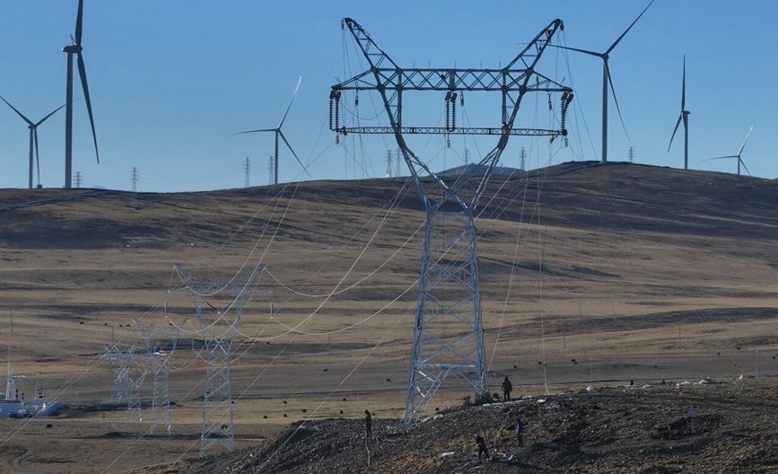 那曲市色尼區(qū)國能100兆瓦風電11千伏送電工程現場。拉巴平措攝