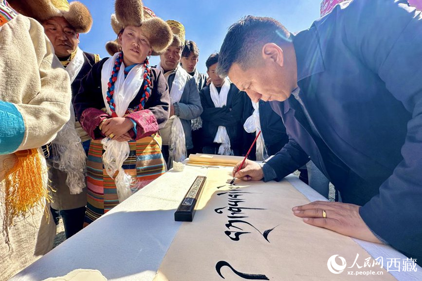 書法家為祈福一年的豐收提筆祝詞。