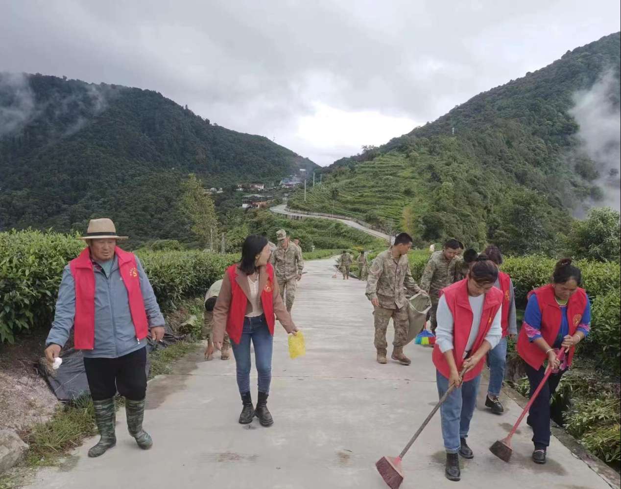 圖為：墨脫縣背崩鄉(xiāng)格林村軍地黨組織共同開展“愛我墨脫、靚我家園”主題黨日活動