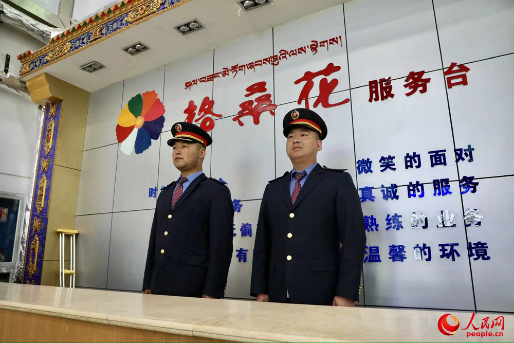 那曲火車站格?；ǚ?wù)臺(tái)。人民網(wǎng)記者 次仁羅布攝