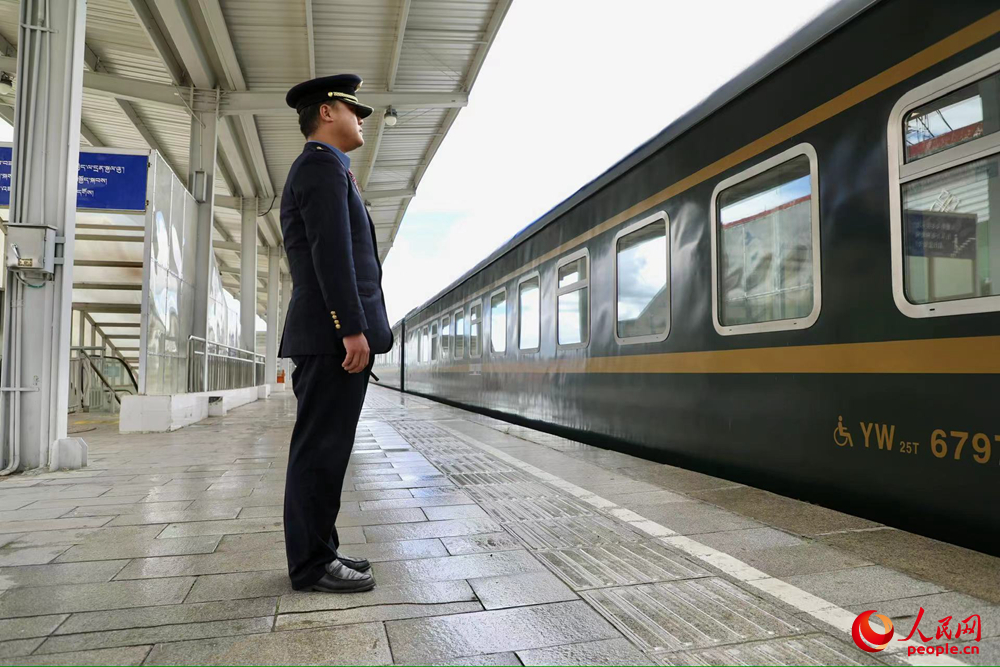 即將開往上海的列車。人民網(wǎng)記者 次仁羅布攝
