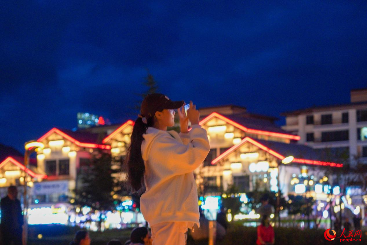 居民在西藏林芝市民族團(tuán)結(jié)廣場(chǎng)上拍照。人民網(wǎng)記者 趙晨攝