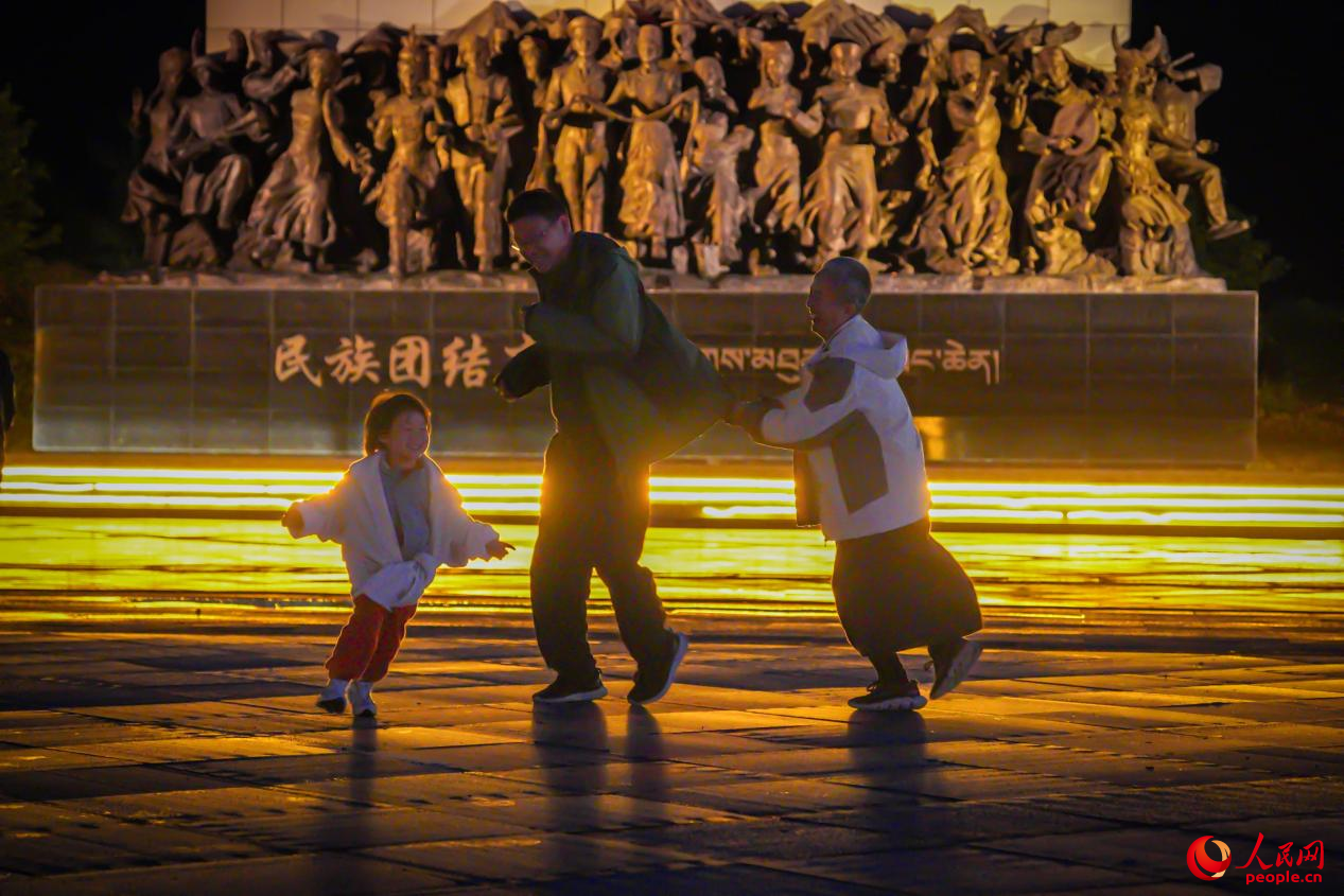 居民在西藏林芝市民族團(tuán)結(jié)廣場(chǎng)上玩耍。人民網(wǎng)記者 趙晨攝