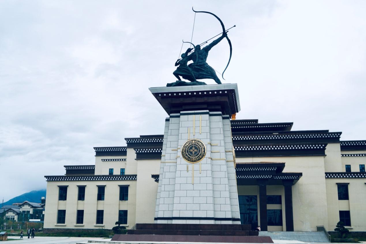 工布公園里的城市地標(biāo)雕塑——畢秀之子。人民網(wǎng)記者 益西康珠攝