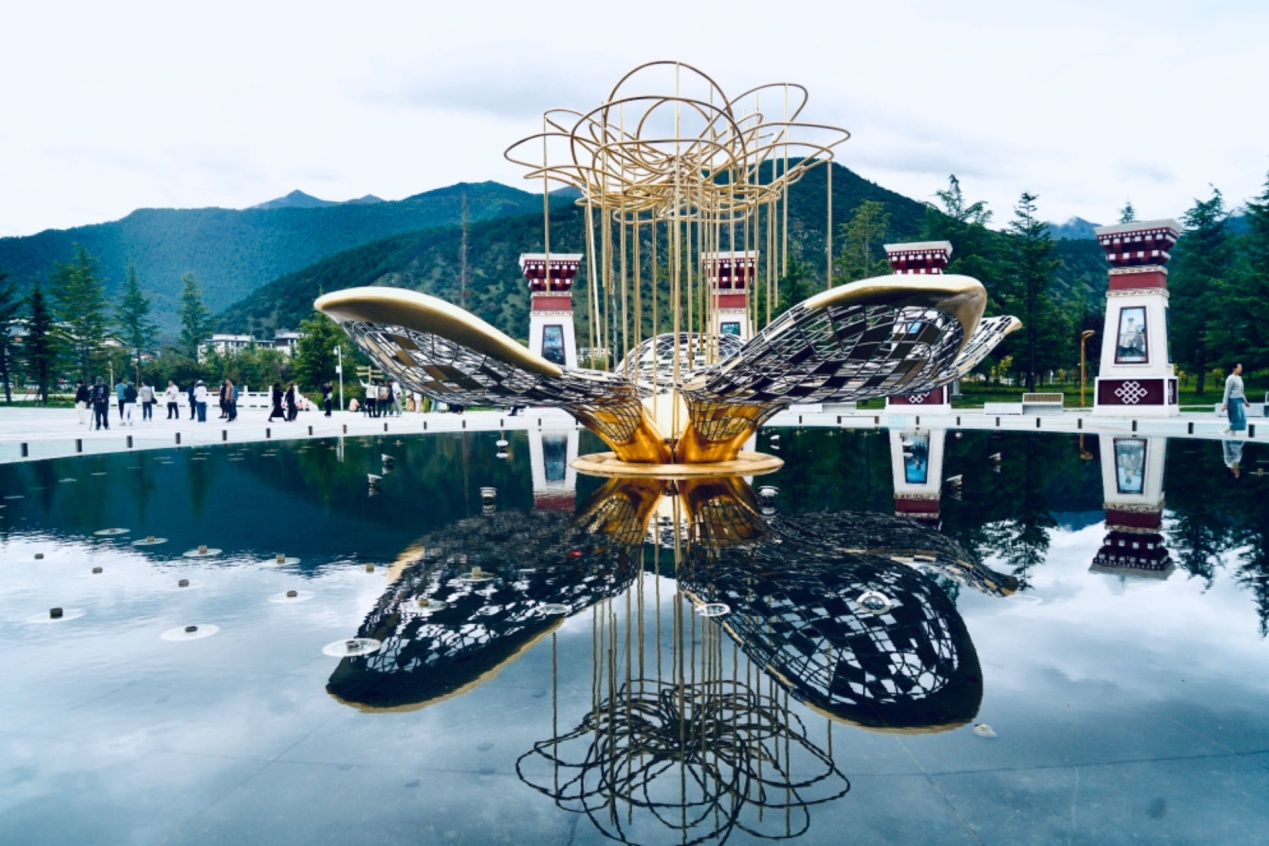 工布公園里的桃花主題雕塑——萬(wàn)樹桃花。人民網(wǎng)記者 益西康珠攝