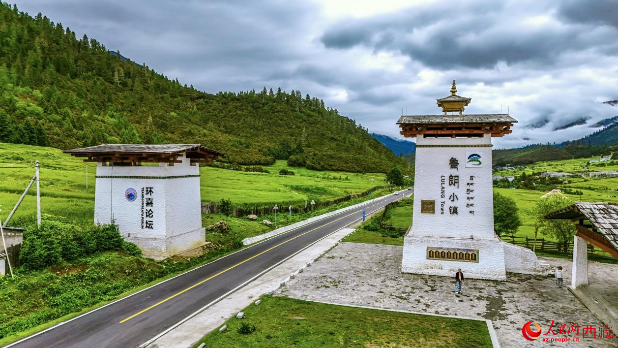 圖為魯朗小鎮(zhèn)一角。人民網(wǎng)記者 次仁羅布攝