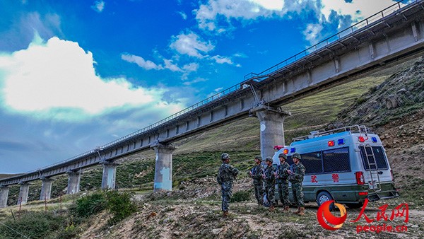 武警西藏總隊拉薩支隊執(zhí)勤八大隊官兵進(jìn)行護(hù)路演練以應(yīng)對突發(fā)情況。張磊 攝