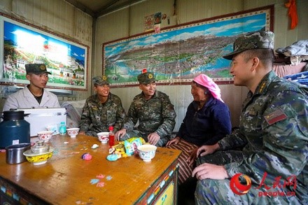 武警西藏總隊拉薩支隊執(zhí)勤八大隊官兵慰問藏族老人。何騰海 攝