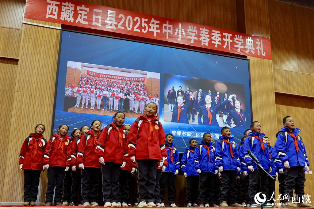 定日縣中小學生代表與北京市八一學校、成都市錦江區(qū)嘉祥外國語學校的師生一同唱響《把未來點亮》，迎來開學第一課。人民日報記者 鮮敢攝