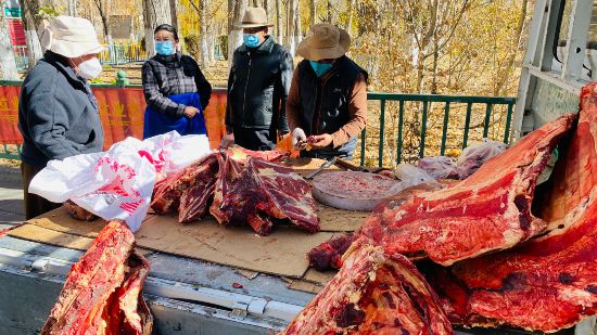 圖為市民正在買牛肉，本報(bào)記者 格桑倫珠攝(3737723)-20221201105107(1).jpg
