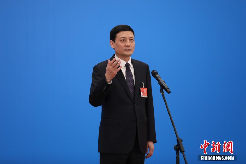 3月8日，第十三屆全國(guó)人民代表大會(huì)第四次會(huì)議舉行第二場(chǎng)“部長(zhǎng)通道”采訪活動(dòng)。圖為中國(guó)工業(yè)和信息化部部長(zhǎng)肖亞慶通過網(wǎng)絡(luò)視頻方式接受采訪。 <a target='_blank' ><p  align=