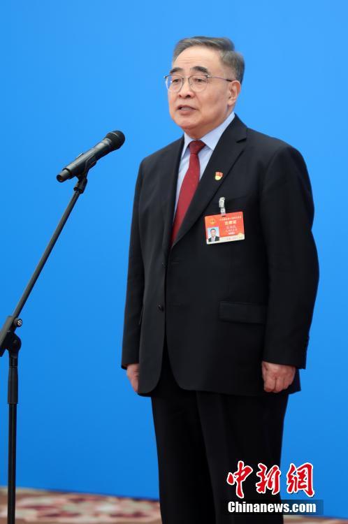 3月8日，第十三屆全國人民代表大會第四次會議舉行第二場“代表通道”采訪活動。圖為全國人大代表張伯禮通過網(wǎng)絡視頻方式接受采訪。 <a target='_blank' ><p  align=