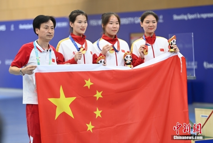 8月1日，第31屆世界大學(xué)生夏季運(yùn)動(dòng)會(huì)女子25米手槍團(tuán)體決賽在四川成都舉行，中國(guó)隊(duì)獲得冠軍。圖為中國(guó)隊(duì)選手熊亞瑄(左二)、林雅茜(右二)、王珂怡(右一)等站在領(lǐng)獎(jiǎng)臺(tái)上合影。<a target='_blank' href='/'><p  align=