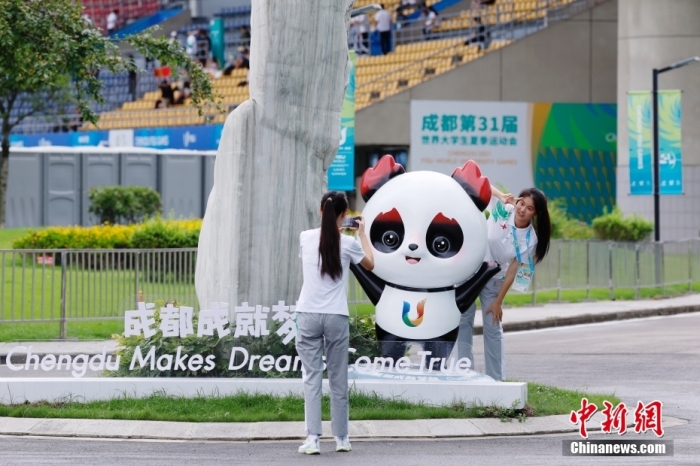 志愿者在比賽場館外與吉祥物景觀合影。<a target='_blank' href='/'><p  align=